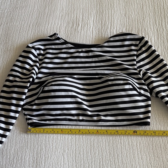 Black and White cropped swim shirt / 8 - Picture 4 of 9